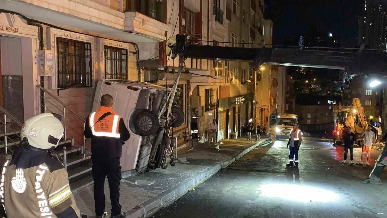 Şişli’de panelvan pazar tezgahlarına çarparak apartman boşluğuna düştü