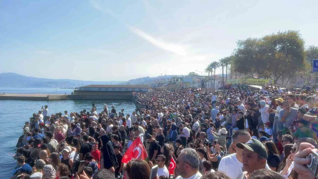 Mudanya'da SOLOTÜRK gösterisi: Sahilde yoğun katılım
