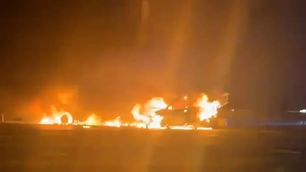 Sarıyer TEM Otoyolu’nda kaza sonrası otomobil ve taksi yandı