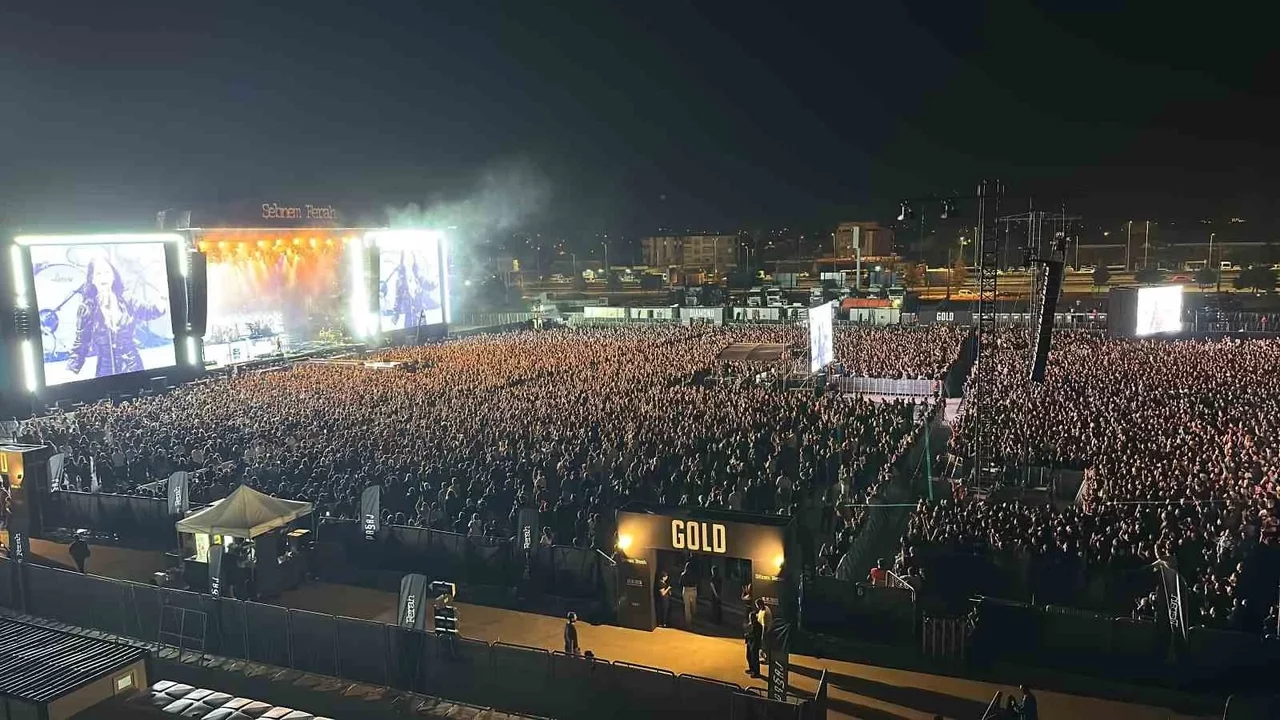 Şebnem Ferah Antalya konserinde binlerce hayranıyla buluştu