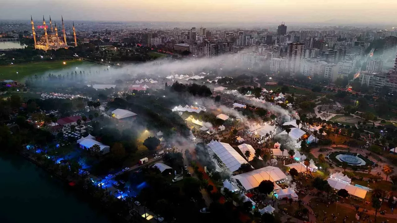 Adana Lezzet Festivali’nde kebap kuyruğu: Duman gökyüzünü kapladı
