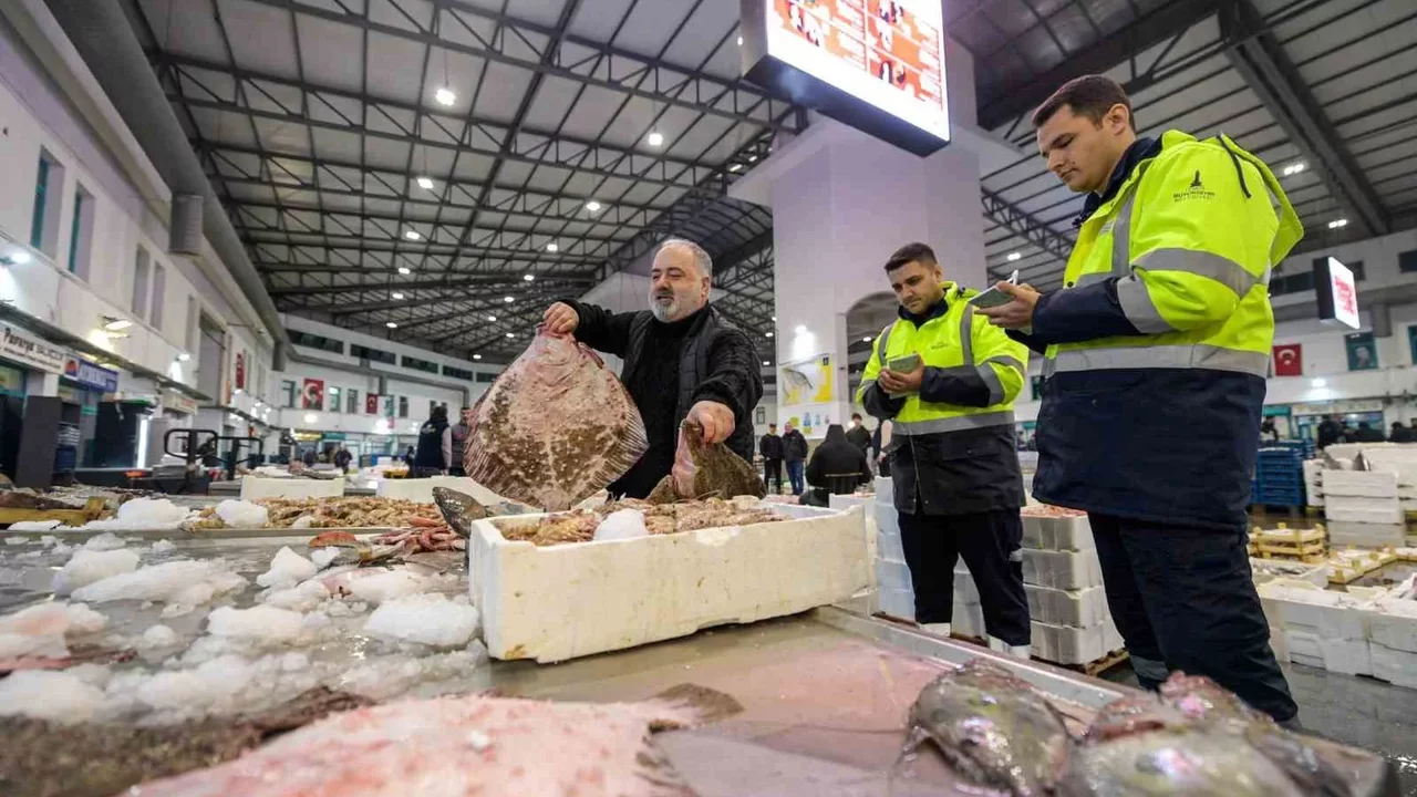 İzmir Su Ürünleri Hali’nde eylülde 9 bin tonu aşkın balık