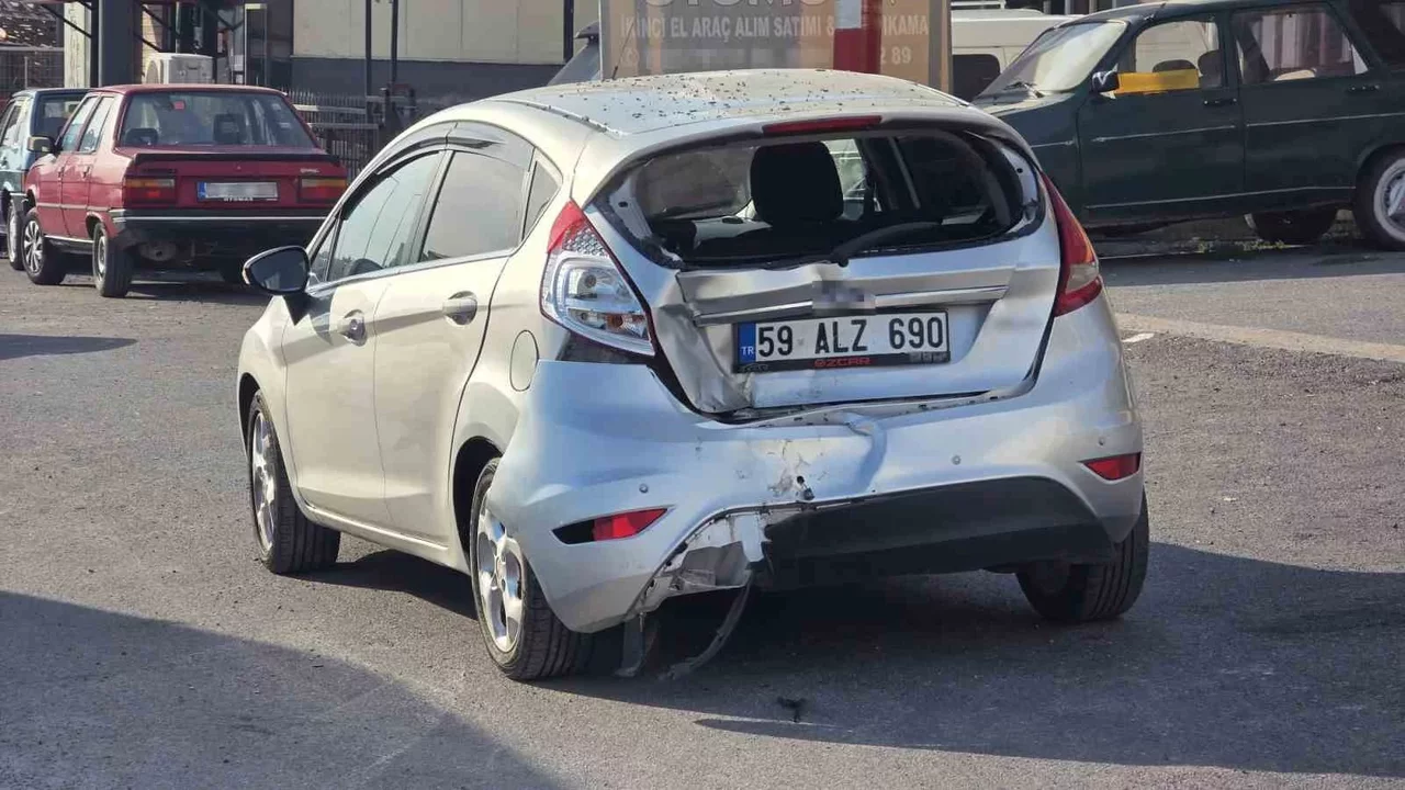 Bandırma'da motosiklet kazası kamerada: 2 kişi yaralandı