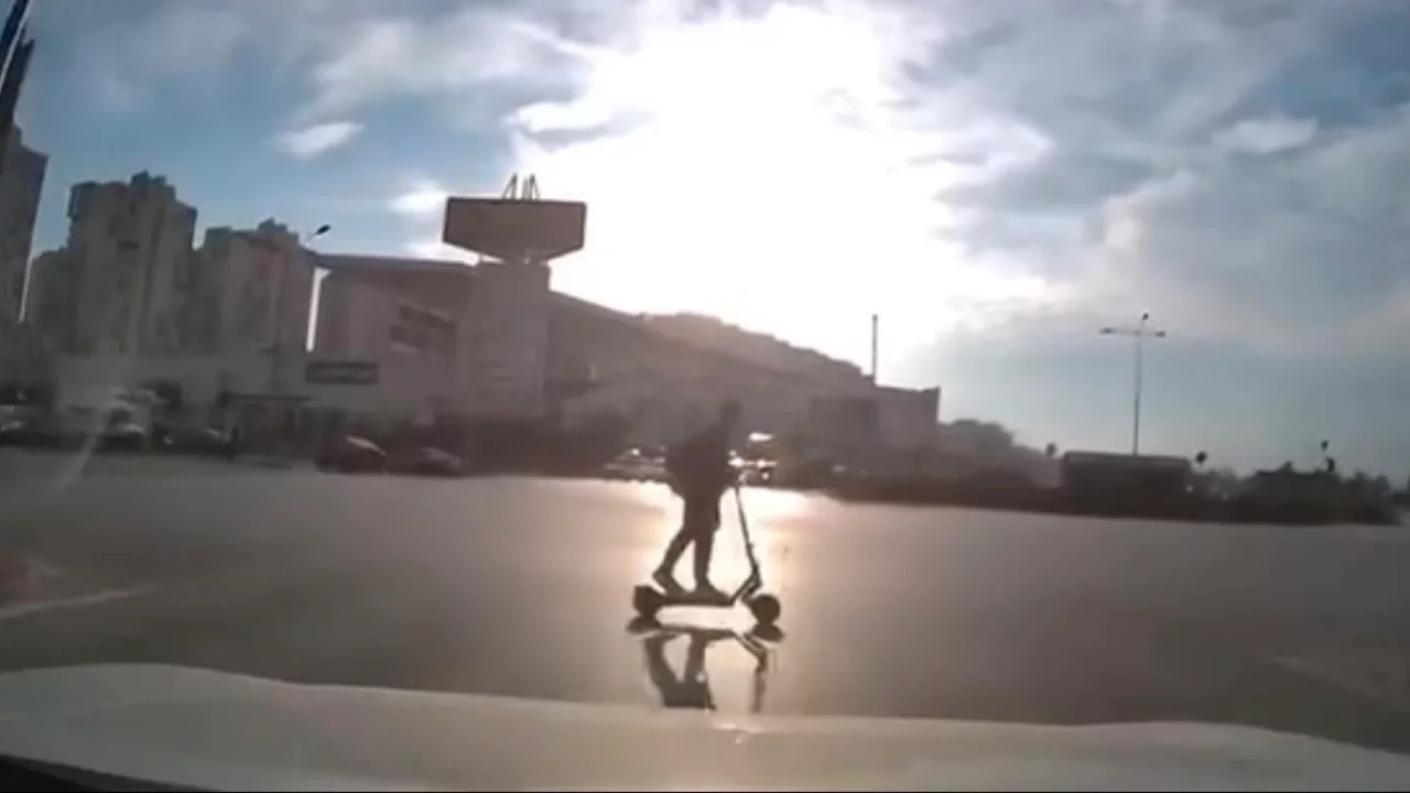 Bursa'da kırmızı ışıkta geçen scooter sürücüsü kazadan kıl payı kurtuldu