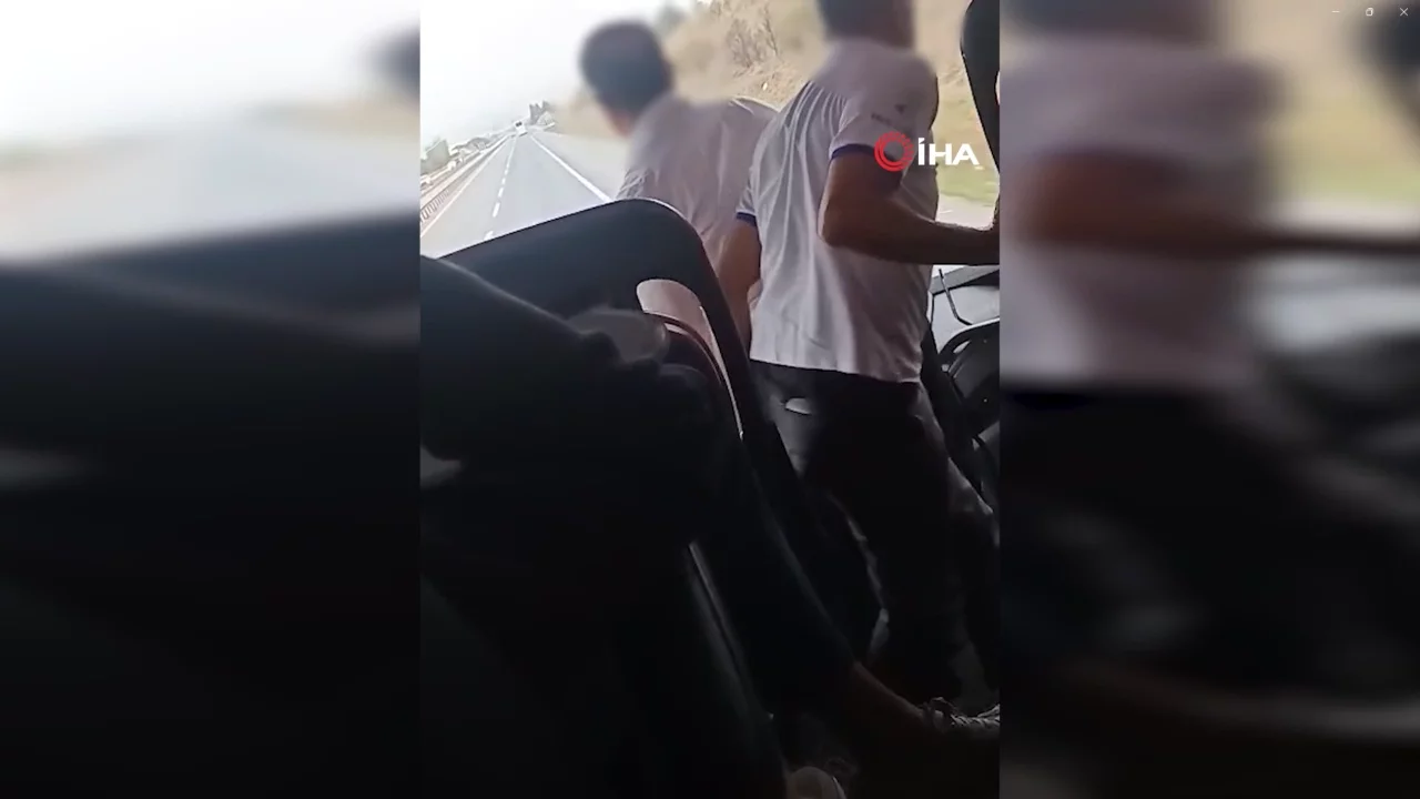 Bursa yolunda akılalmaz görüntü: Şoförler hareket halindeki otobüste yer değiştirdi