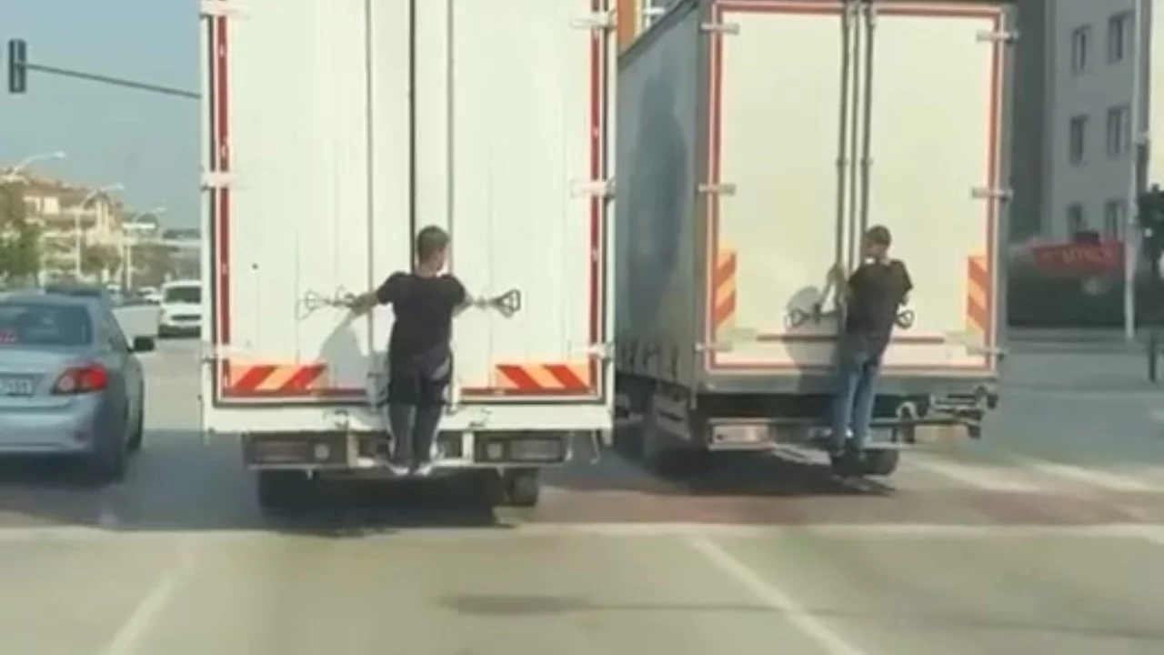 Bursa'da gençlerin tehlikeli yolculuğu: Kamyonların arkasına tutunarak ilerlediler
