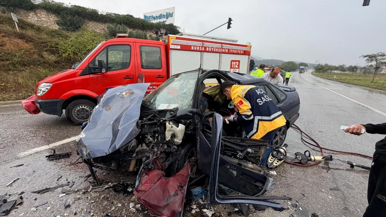 Bursa'da korkutan trafik kazası! Araçta sıkışan sürücüyü itfaiye kurtardı
