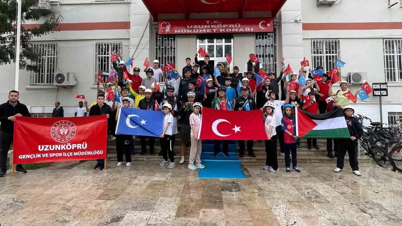 Uzunköprü’de Gazze ve Doğu Türkistan için bisiklet turu