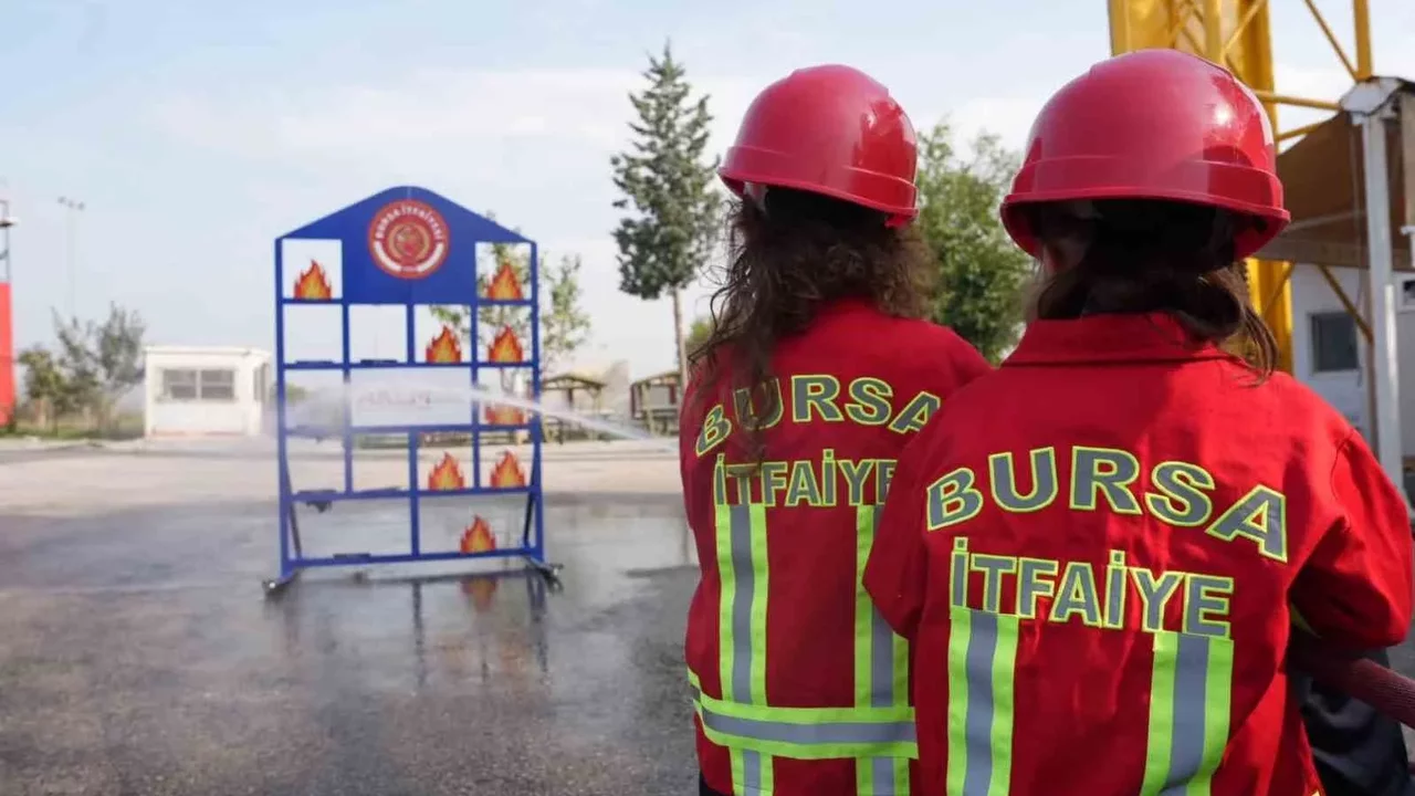 Bursa'da çocuklara yangın güvenliği ve itfaiyecilik eğitimi