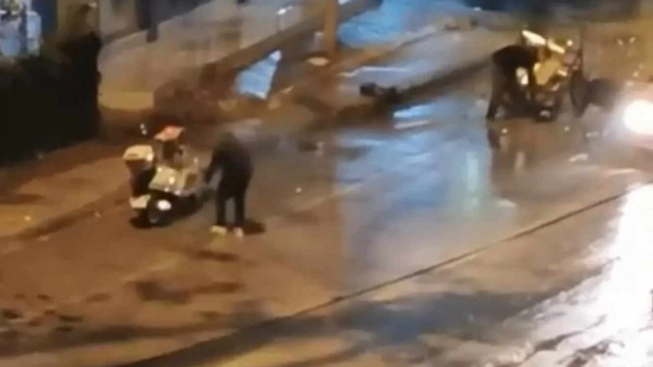 Bursa'da yürek ısıtan görüntüler! Yağmur altında meyveleri toplamak için seferber oldular