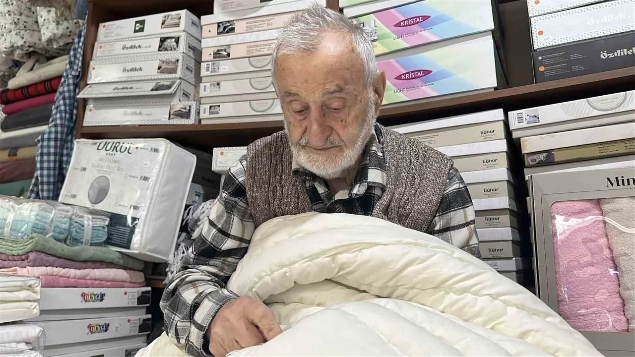 Sapanca’da 93 yaşındaki Yastıkçı Dede 70 yıldır yorgan dikiyor