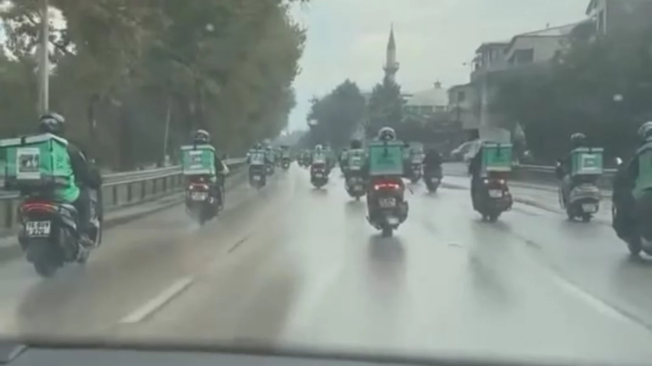 Bursa'da trafik kazasında yaralanan kurye hayatını kaybetti! Yüzlerce meslektaşı uğurladı