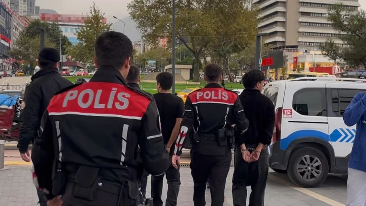 Bursa'da kız meselesi yüzünden ortalık karıştı! 1 kişi yaralandı, bıçak ele geçirildi