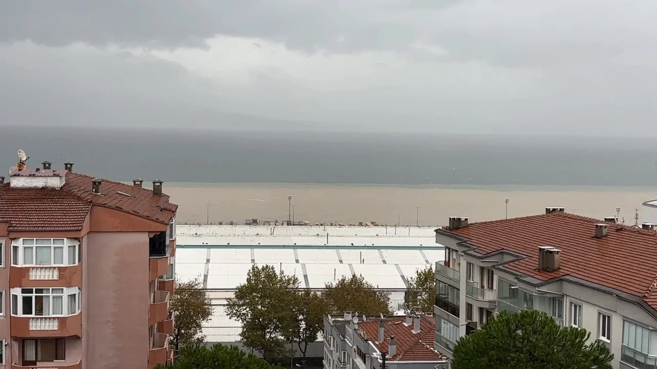 Bursa'da sağanak sonrası denizin rengi değişti! Kıyılar kahverengiye büründü