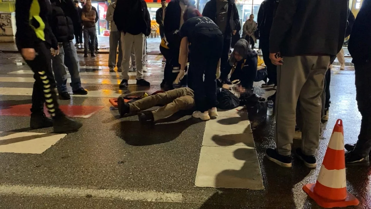 Bursa'da motosiklet yayaya çarptı! 17 yaşındaki sürücüyle birlikte 2 yaralı