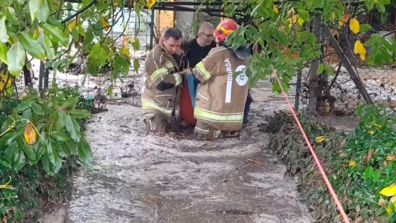 Bursa'da sağanak sonrası korku dolu anlar! 3 kişi mahsur kaldı, ekipler seferber oldu