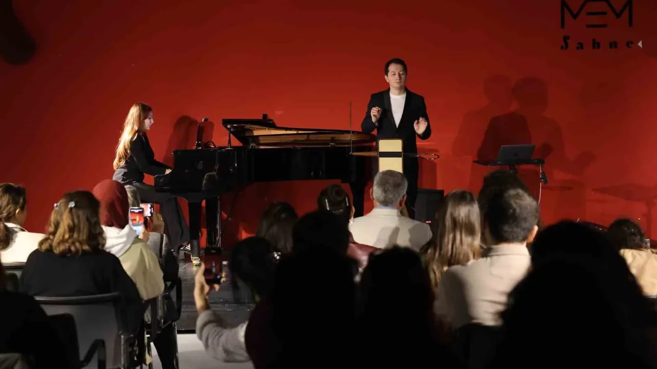 Teremin Bursa'daki müzeye bağışlandı: Peter Theremin sahnede