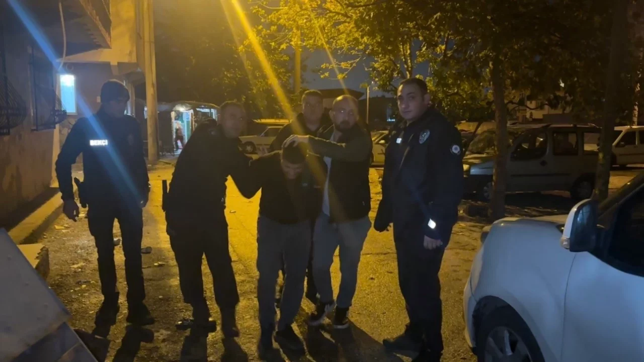 Bursa'da 15 yıl hapis cezasıyla aranan şahıs yakalandı! Arkadaşı havaya ateş açtı