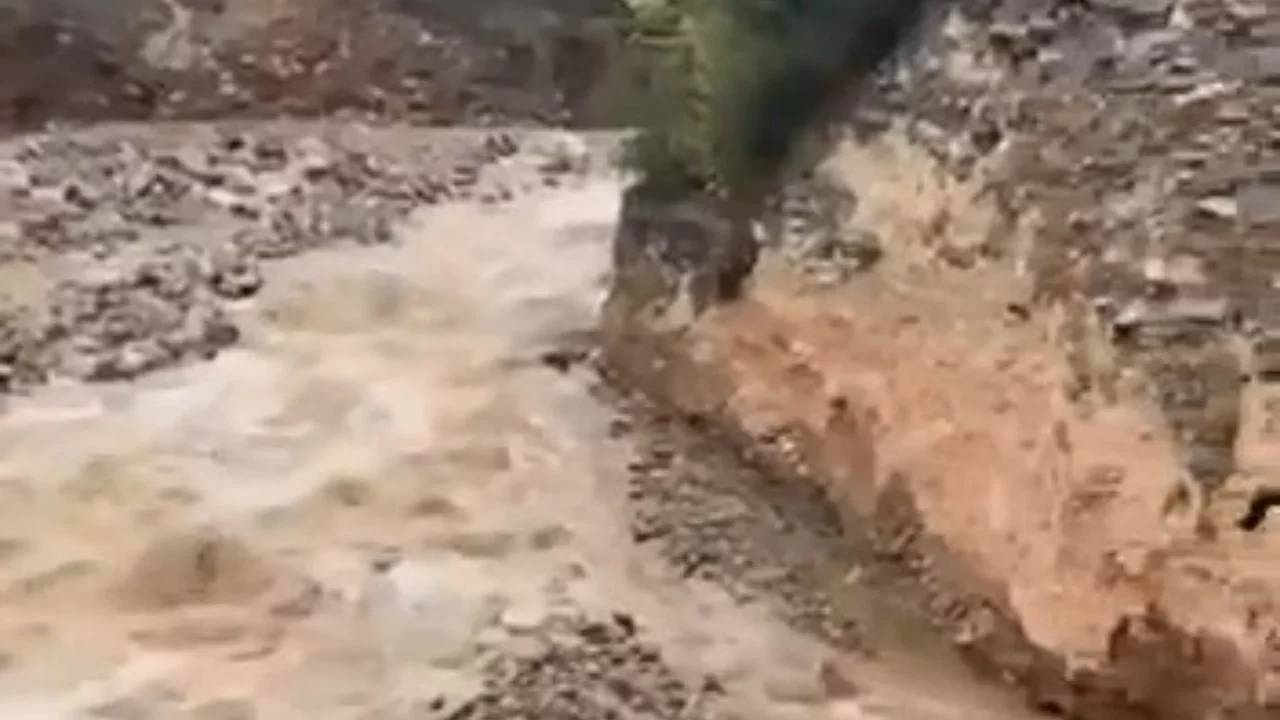 Bursa'da sağanak sonrası korkutan heyelan! Dere kenarında toprak kaydı