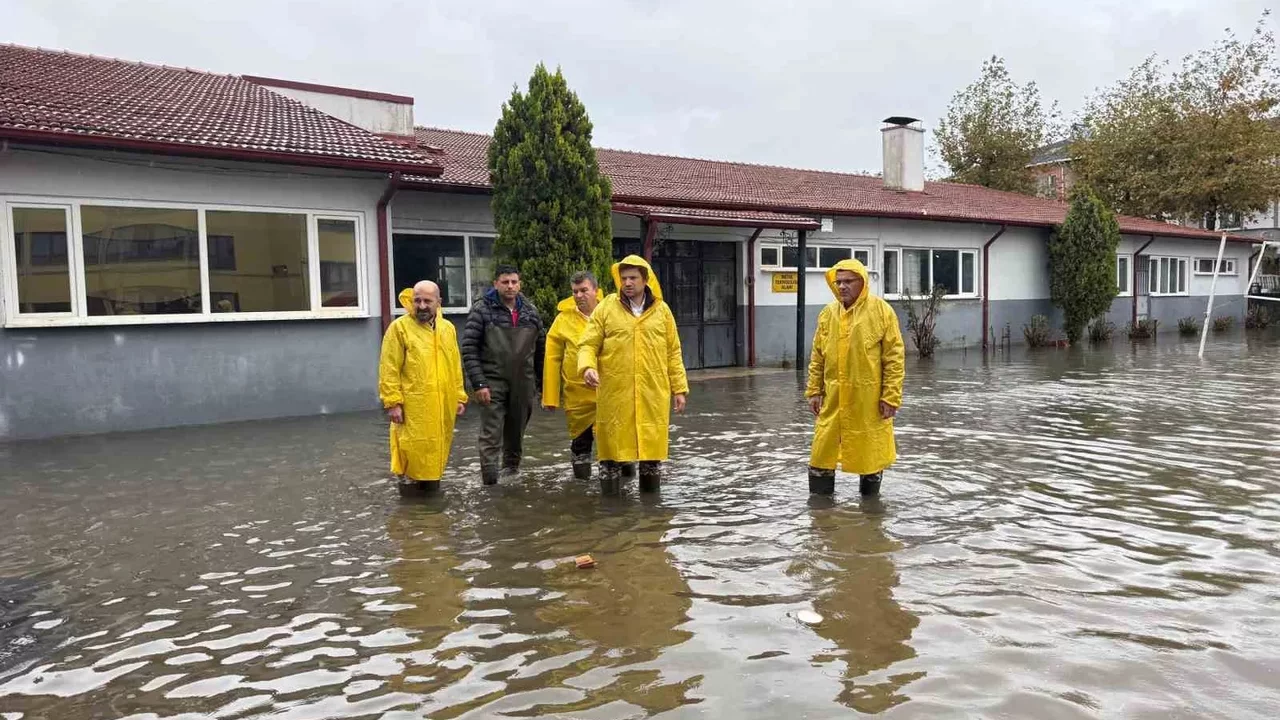 Karasu’da selden etkilenen 15 okulda hasar tespiti sürüyor