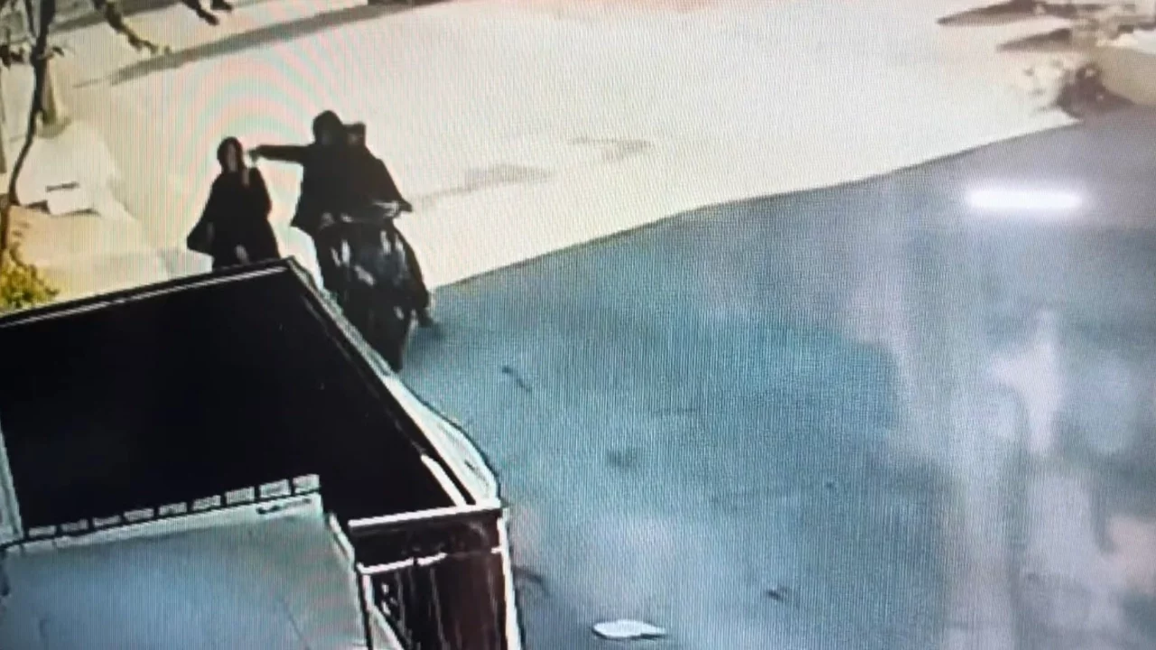 Bursa'da telefonla konuşurken kapkaça uğradı : O anlar kamerada