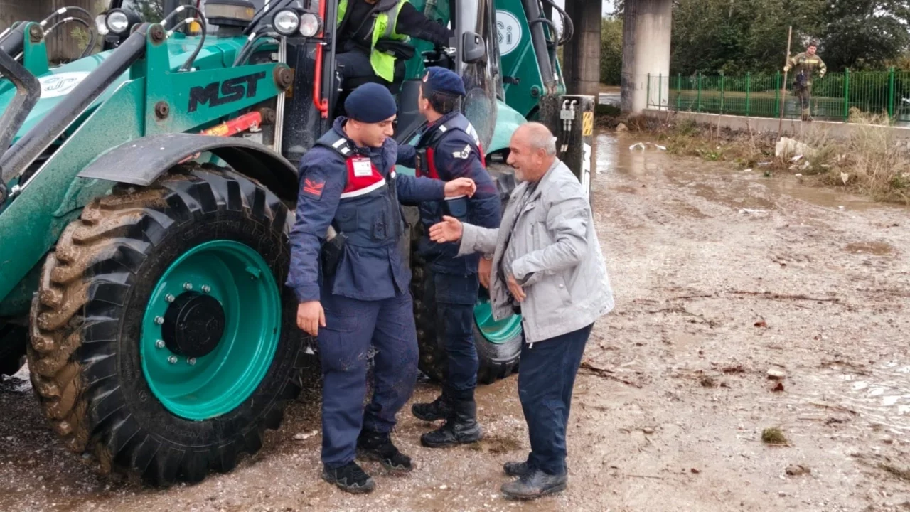 Bursa'da sel suları yolları kapattı! Mahsur kalan adamı böyle kurtardılar