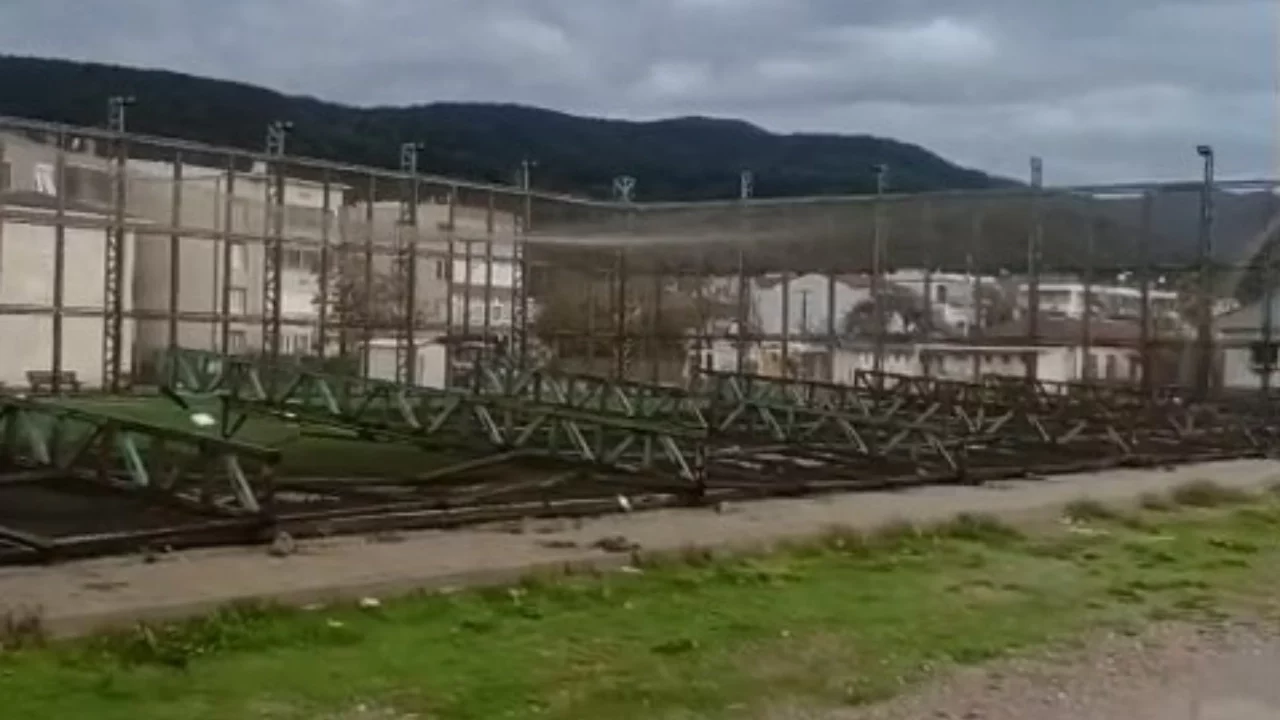 Bursa'da şiddetli fırtına halı sahayı vurdu! Direkler devrilip parçalandı