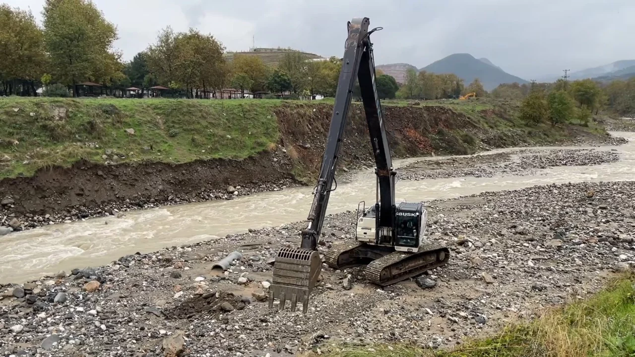 Bursa'da toprak kayması sonrası dere yön değiştirdi: Ekipler harekete geçti