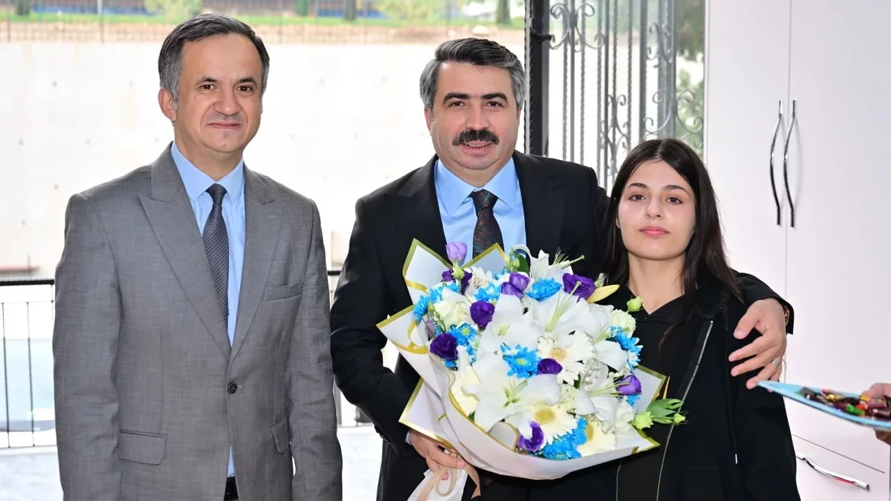 Oktay Yılmaz, Ahmet Vefik Paşa Anadolu Lisesi'ni ziyaret etti