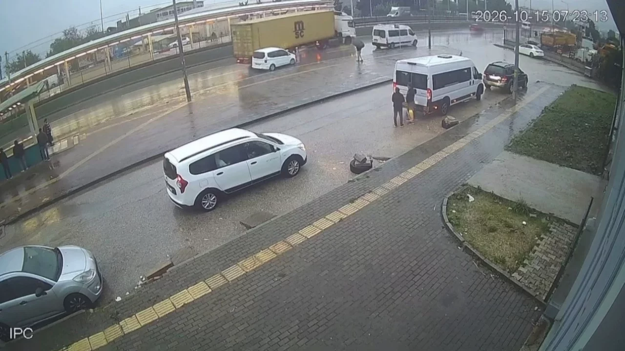 Bursa'da kaygan yolda korkutan kaza! Tırın dorsesi kontrolden çıktı
