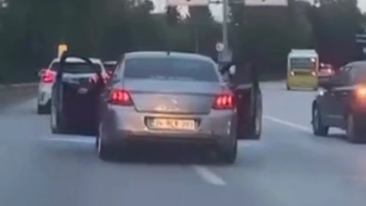 Bursa'da trafikte akılalmaz tehlike! Seyir halindeyken otomobilin kapılarını açtılar