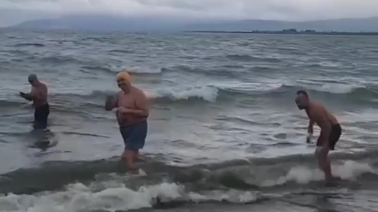 Bursa'da soğuk hava ve dev dalgalara aldırış etmediler! Gölün keyfini çıkardılar