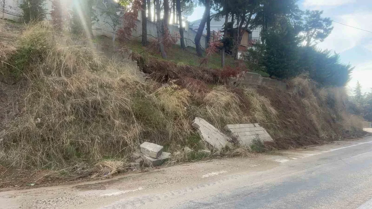 Bursa Mudanya'da yağış istinat duvarını yıktı: Yol risk altında