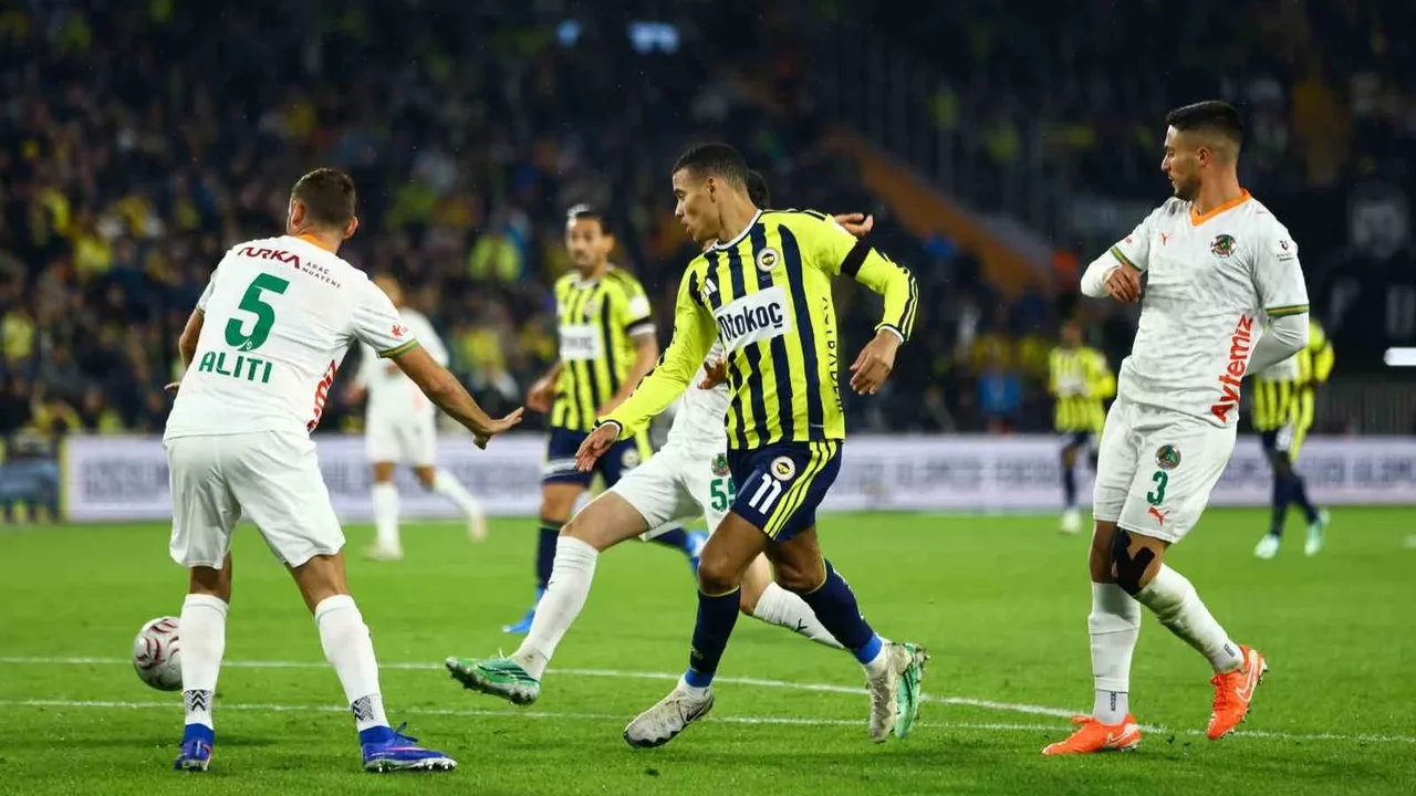 Fenerbahçe-Alanyaspor maçında ilk yarı 1-0 tamamlandı