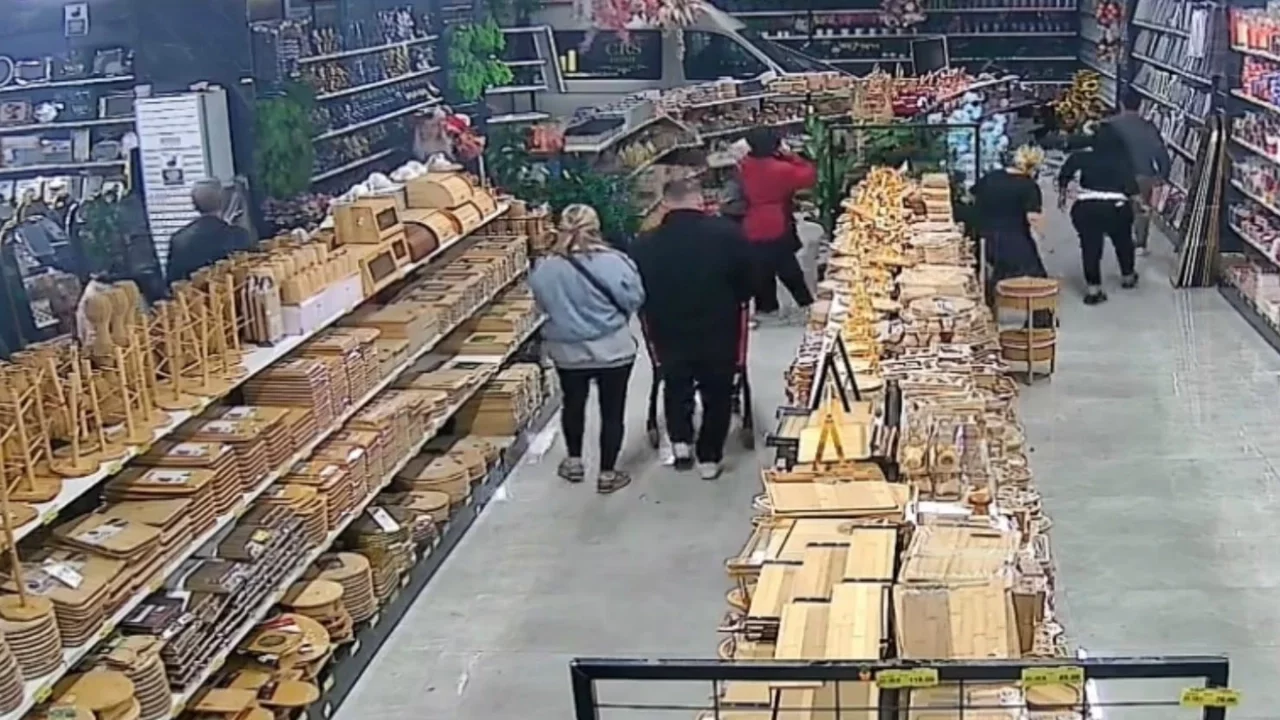 züccaciye mağazasına daldı