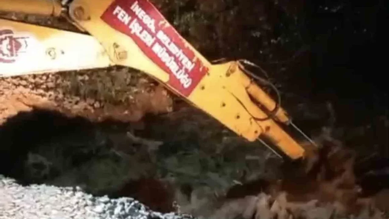 Bursa İnegöl’de yağış köprüyü çökertti: Sürücüler kurtarıldı