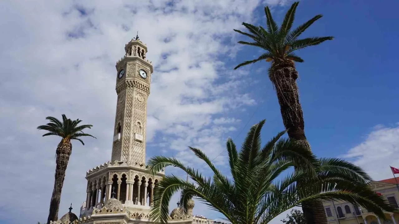 İzmir Saat Kulesi 125 yaşında: Konak Meydanı’nın simgesi