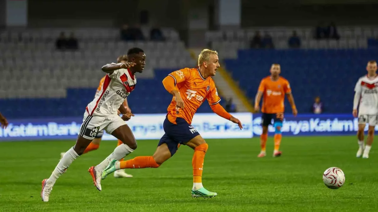Başakşehir-Gaziantep FK maçında ilk yarı 1-0 sona erdi