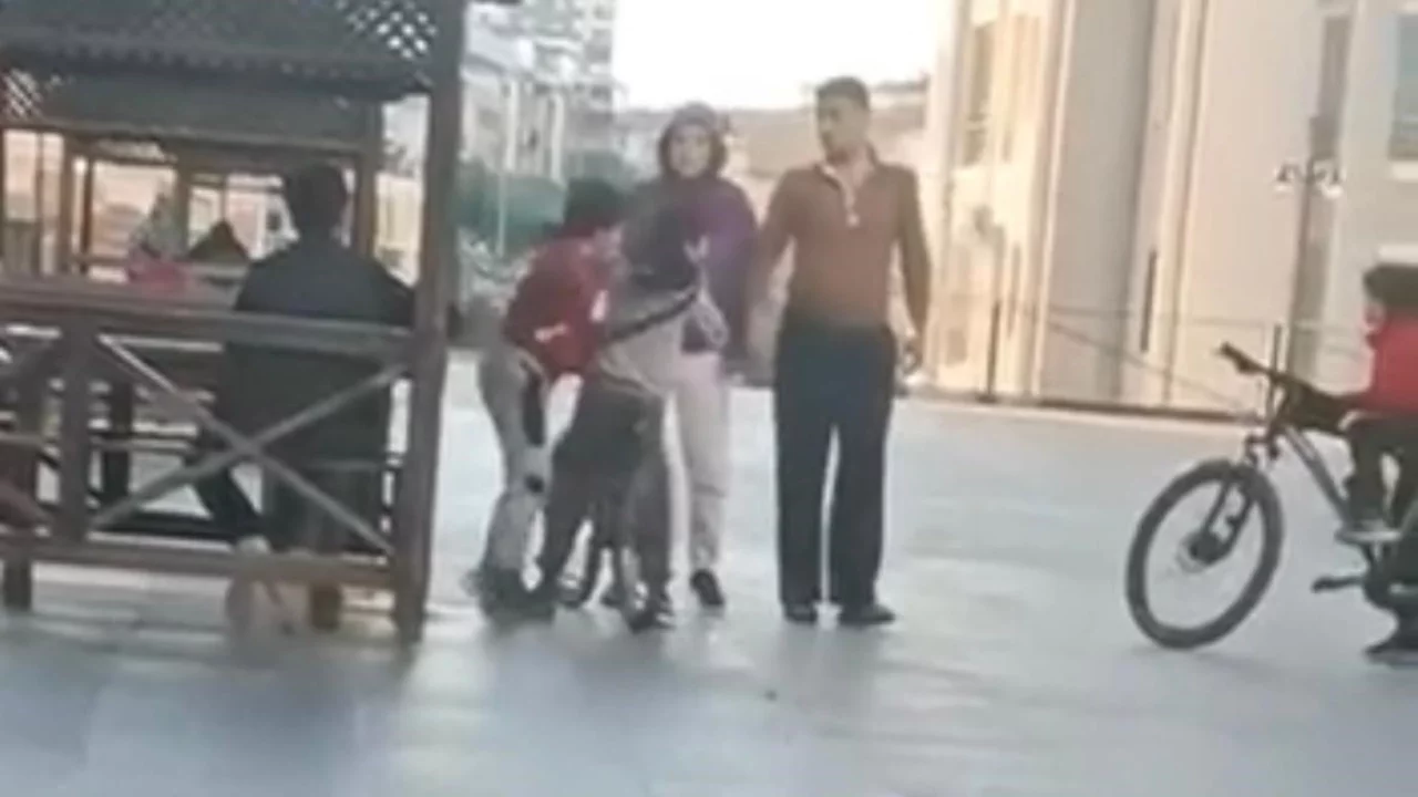 Çocukların tartışmasına abla ve ağabey de karıştı! 3 kardeş küçük çocuğu darbetti