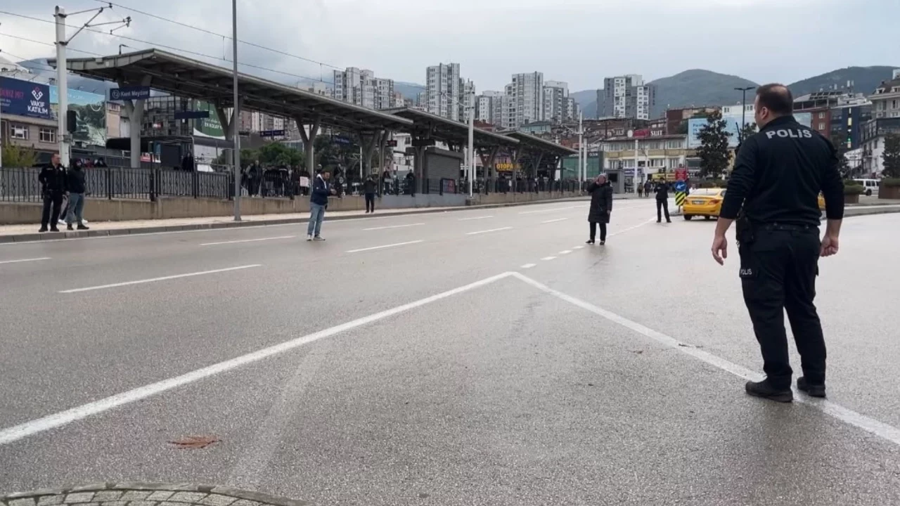 Bursa'da korku dolu anlar! Boğazına bıçak dayadı, polis ikna edince alkışlar yükseldi