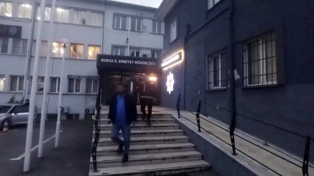 Bursa'da sahte savunma sanayii şirketiyle dolandırıcılık! Evlerinden cephanelik çıktı
