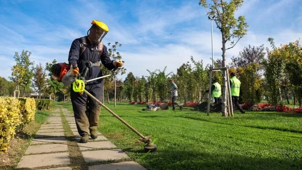 Bursa'da 93 noktadaki park ve bahçelere günlük bakım yapılıyor