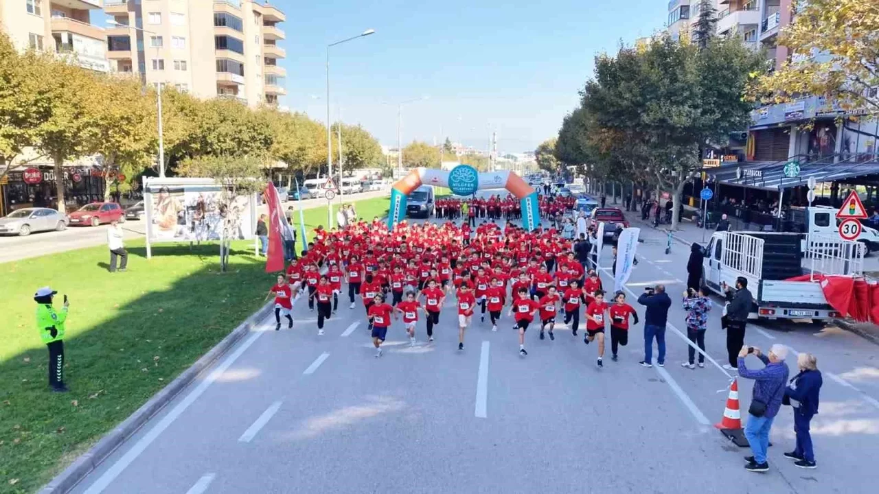 Nilüfer Cumhuriyet Koşusu'na 68 okuldan 1.749 öğrenci katıldı