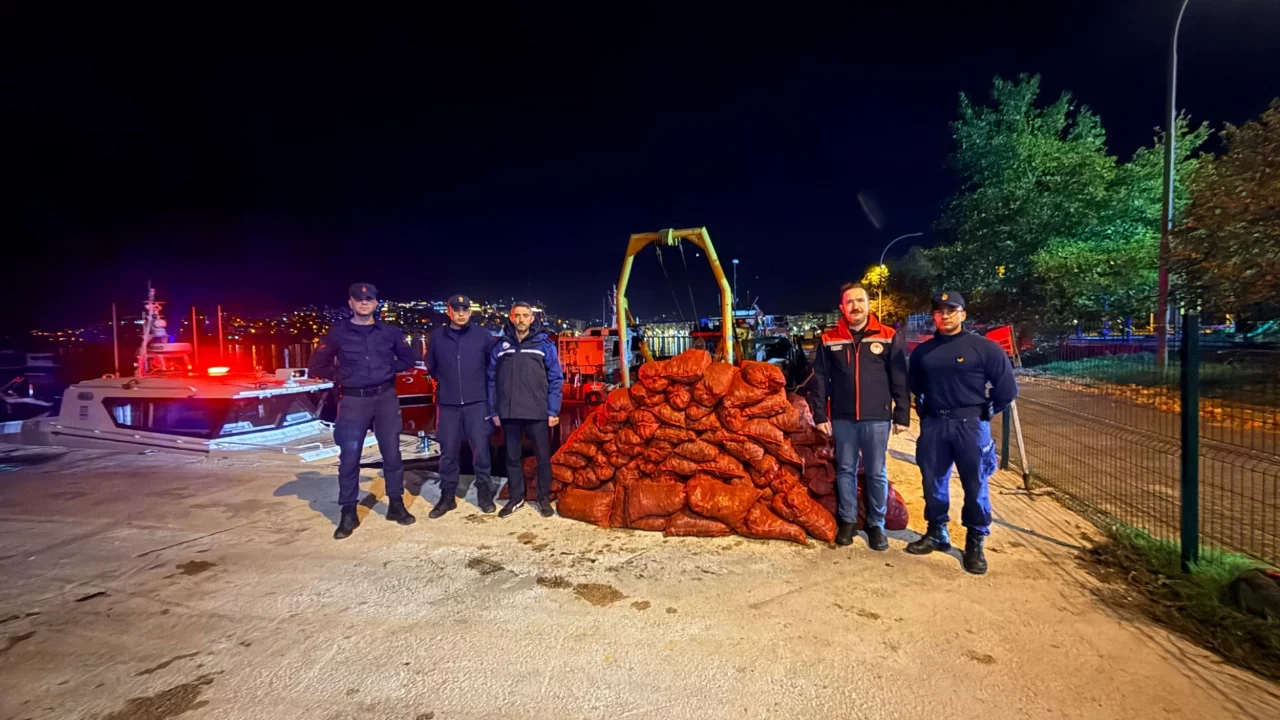 Bursa'da yasa dışı midye avcılığına 174 bin TL ceza! 1,5 ton midye denize bırakıldı
