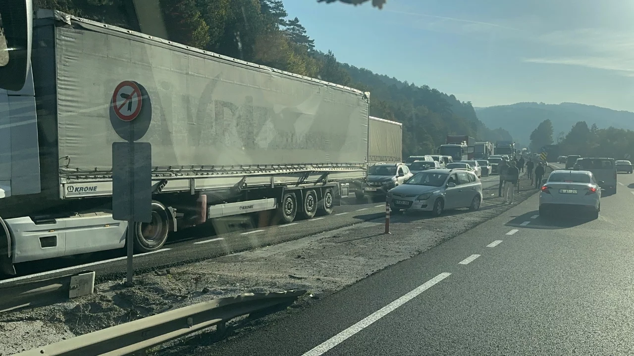 Bursa'da dev türbin kanatları trafiği durdurdu! Tırlar ters şeritten ilerledi