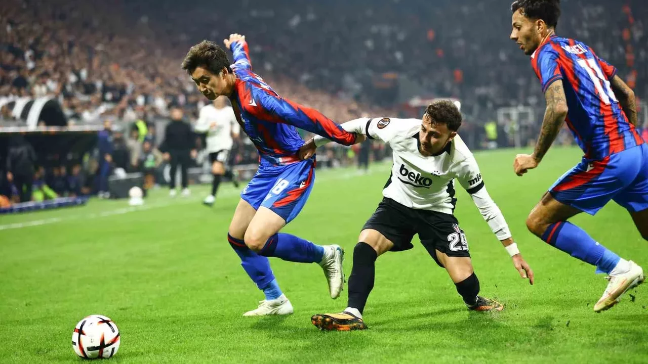 Beşiktaş-Crystal Palace maçında ilk yarı 1-0 sona erdi