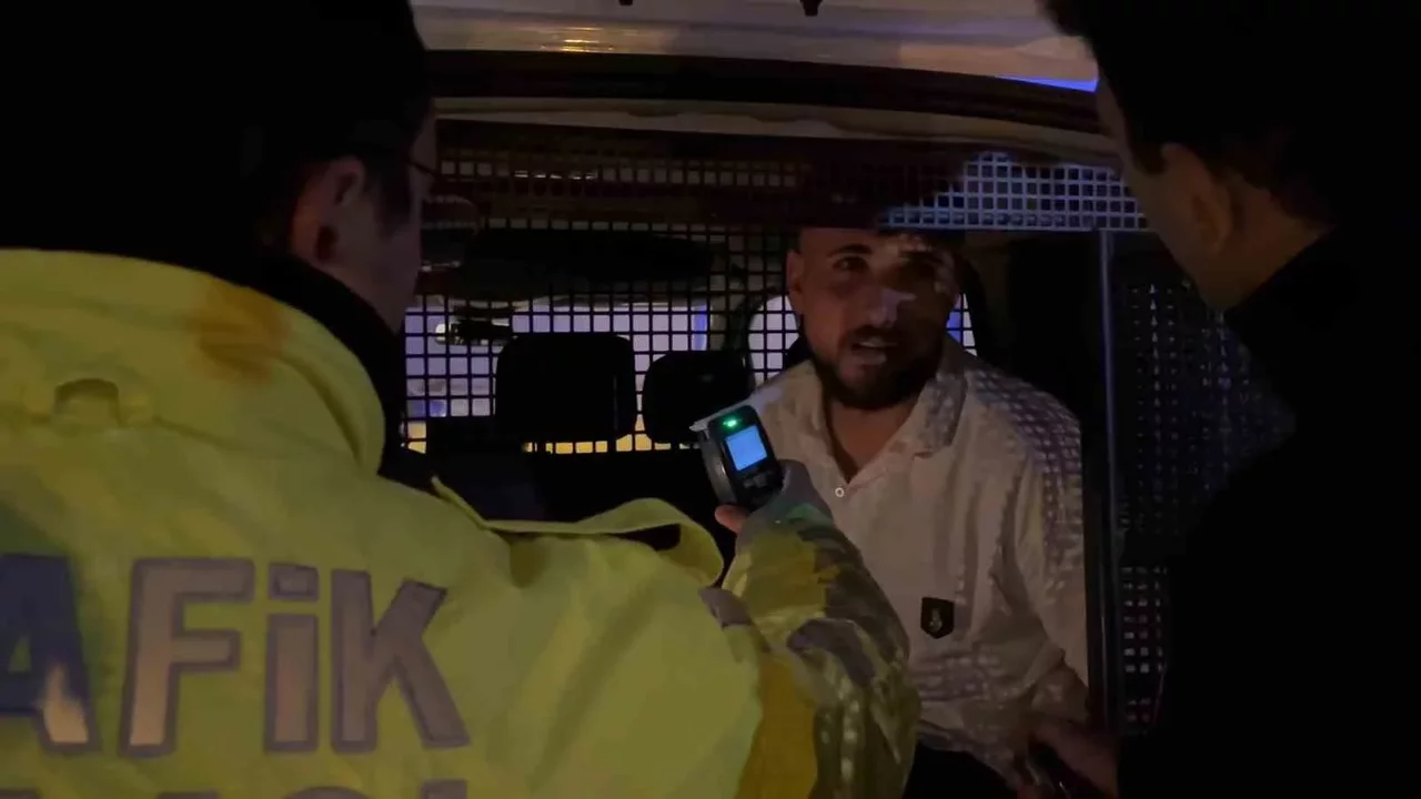 Bursa'da alkollü sürücü uygulamadan kaçarken trafik lambasına çarptı