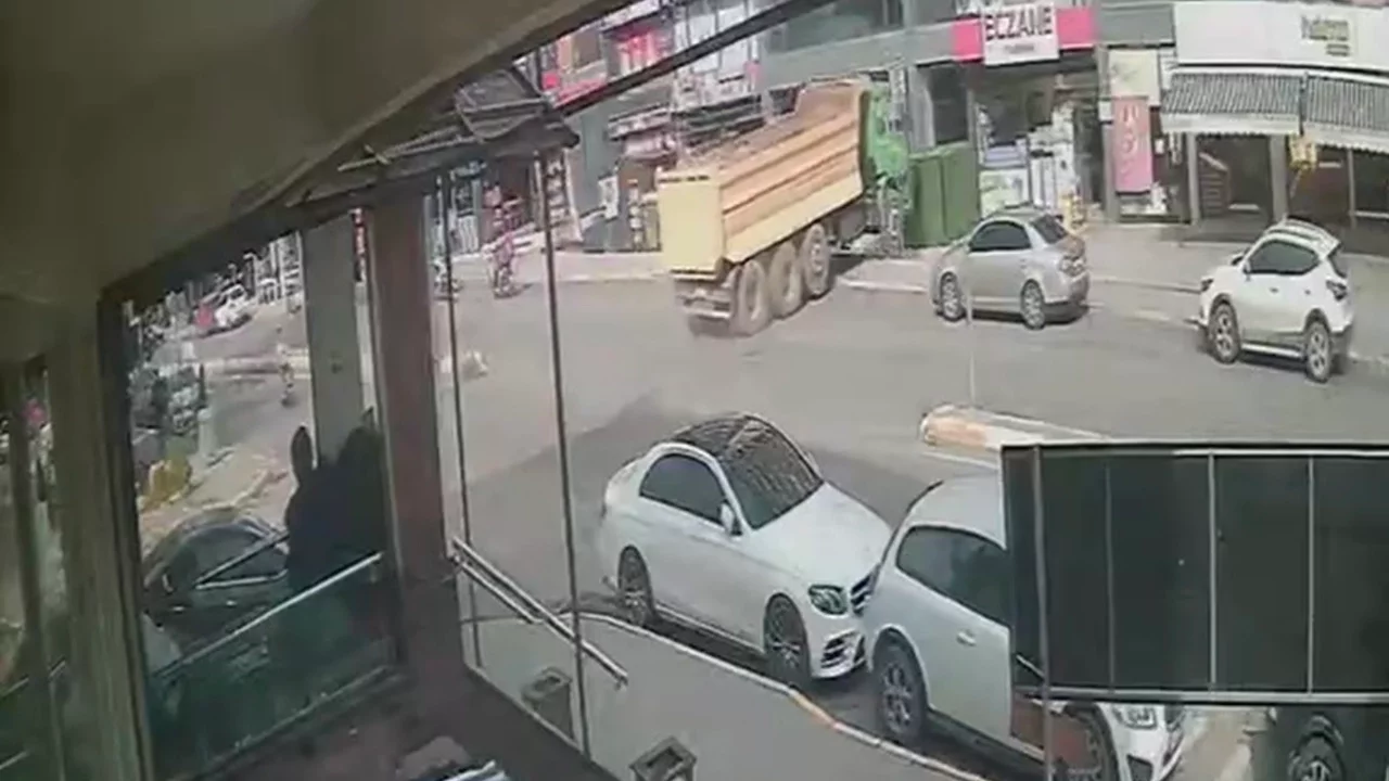 Freni boşalan kamyon eczaneye girdi! Korkunç kaza kamerada