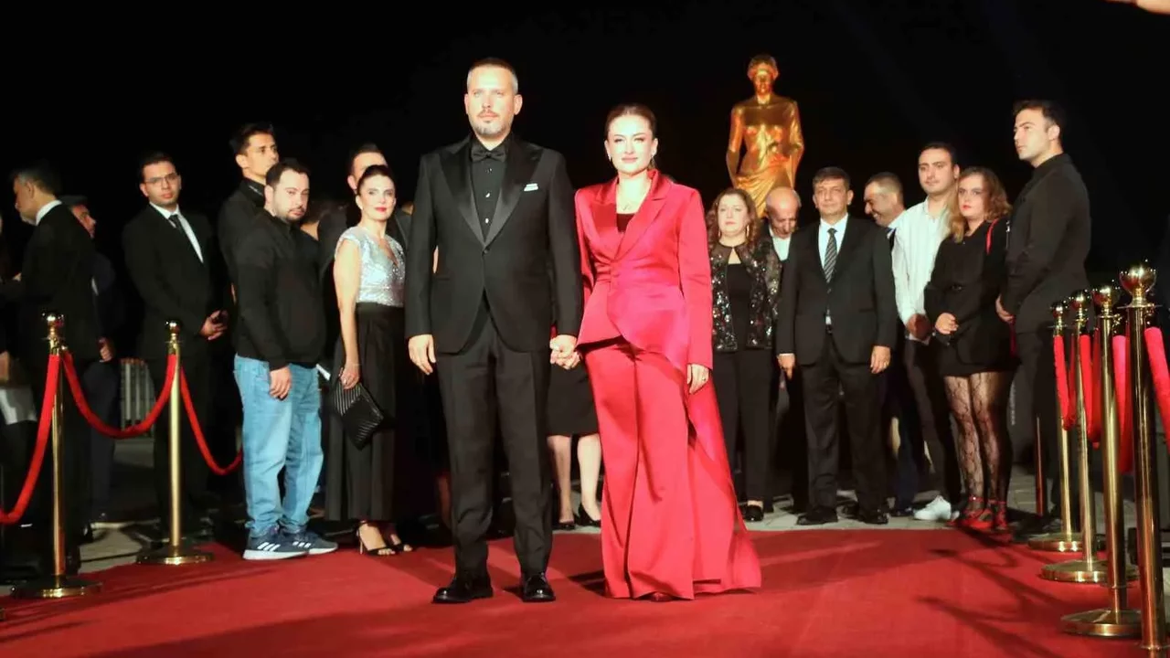 Antalya Altın Portakal Festivali’nde kırmızı halıda şıklık yarışı