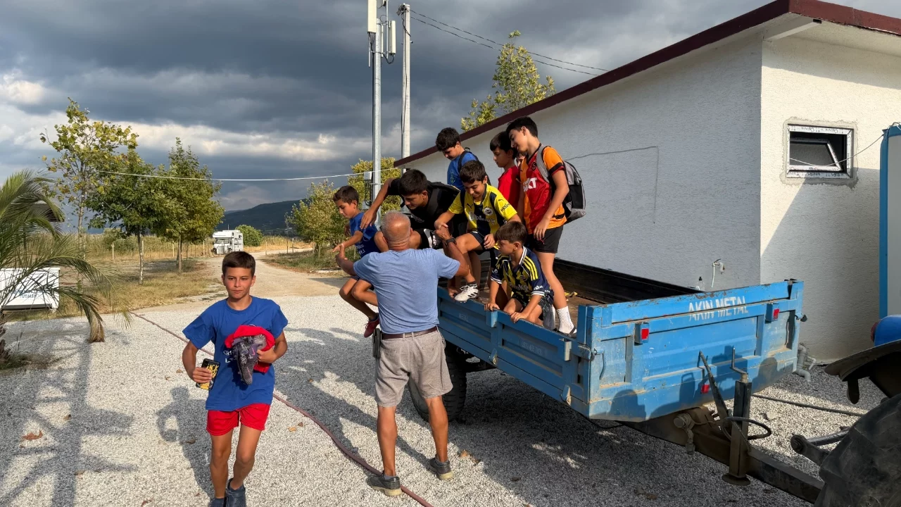 İznik'te 71 yaşındaki Muhuttin Koldaş traktörle çocuk taşıyor